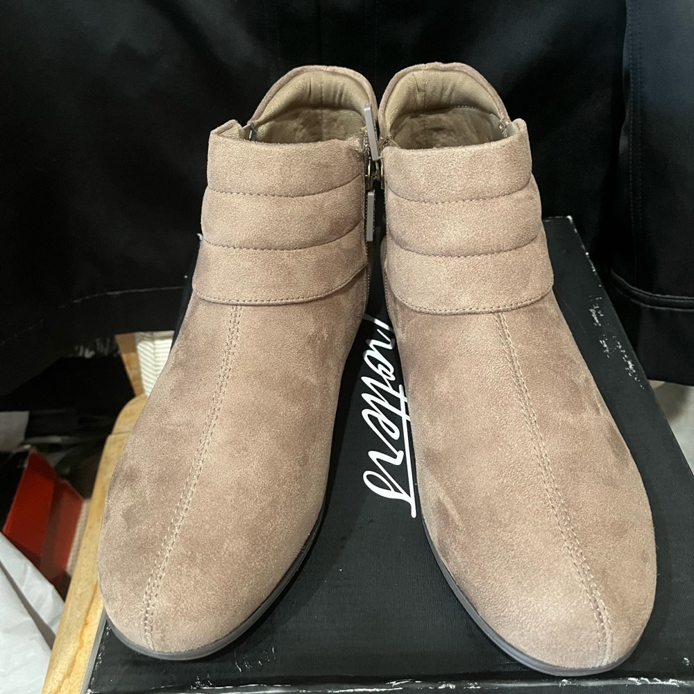 Trotters Women's Tan Suede Ankle Booties